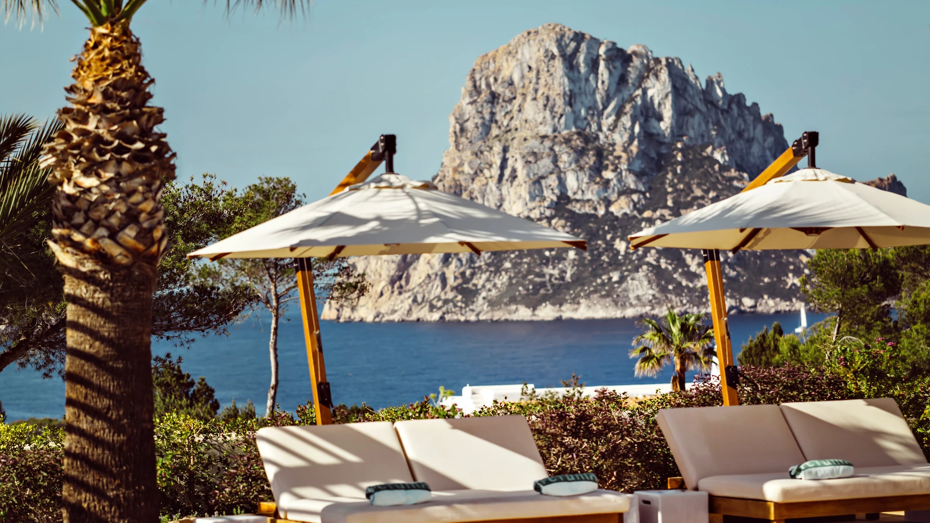 Petunia Ibiza, la gema hotelera de Es Vedrà, que revive los años 70 de la isla