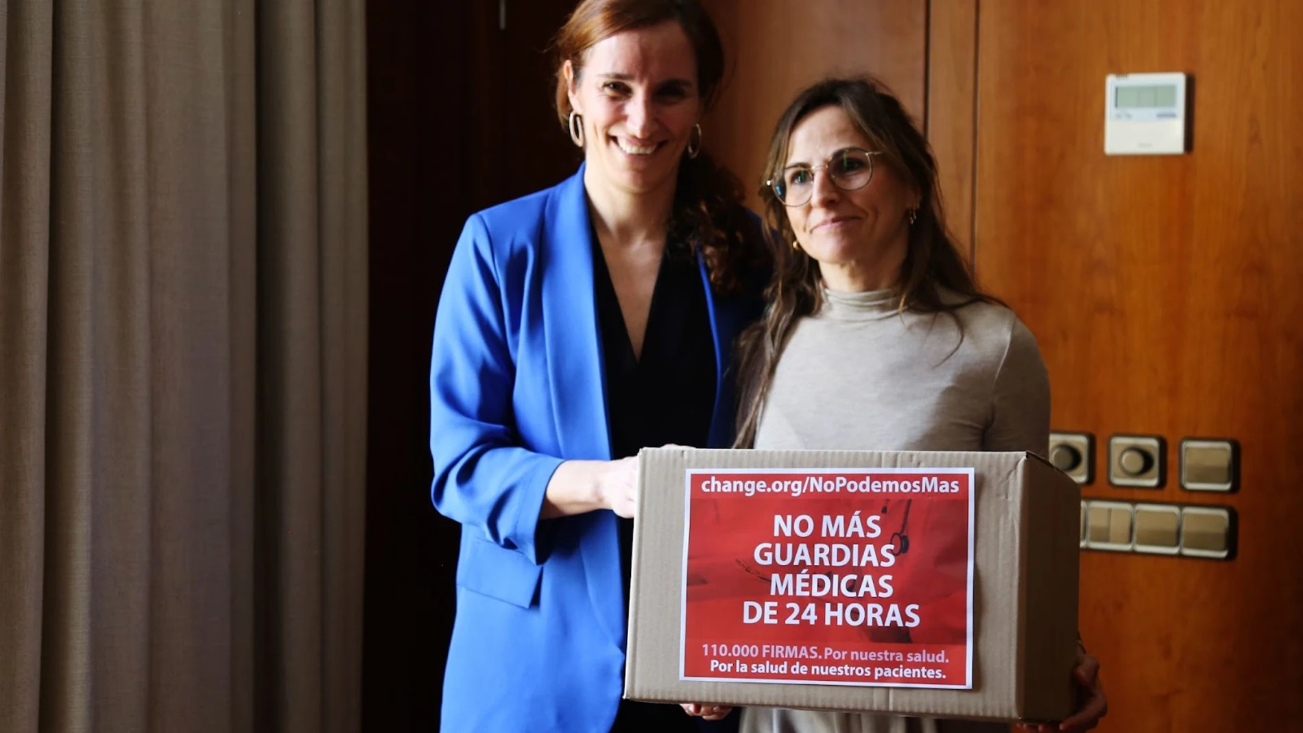 Las promesas incumplidas de Mónica García: 6 meses sin reducir las guardias de los médicos