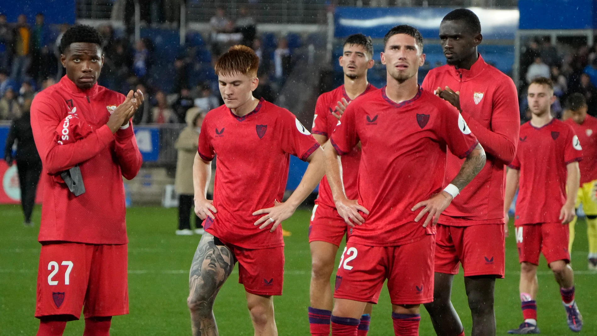 VITORIA-GASTEIZ, 20/09/2024.- Los jugadores del Sevilla a la finalización del partido de la jornada 6 de LaLiga EA Sports, entre el Deportivo Alavés y el Sevilla FC que se ha disputado este viernes en el estadio de Mendizorroza, en Vitoria. EFE/ Adrián Ruiz Hierro