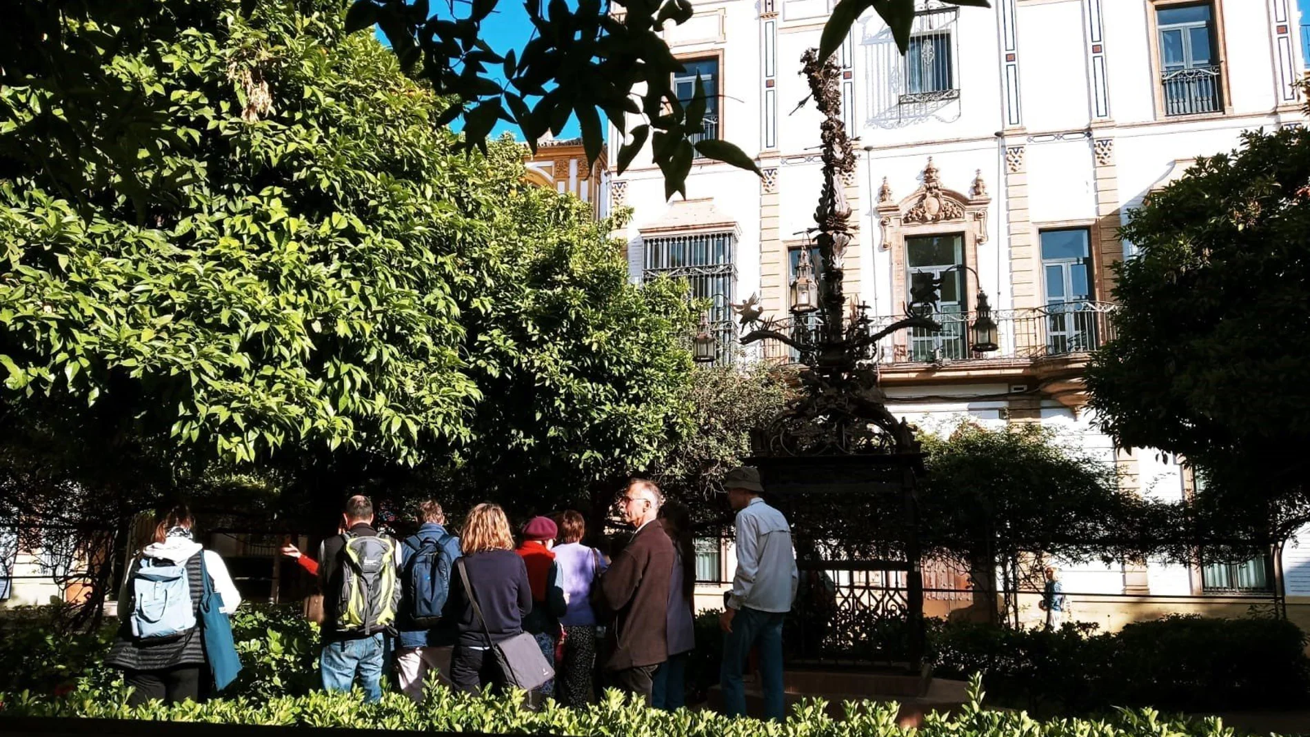 Plaza de Santa Cruz, centro neurálgico de este barrio sevillano tomado por el turismo