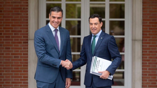 Pedro Sánchez y el presidente de la Junta de Andalucía, Juanma Moreno