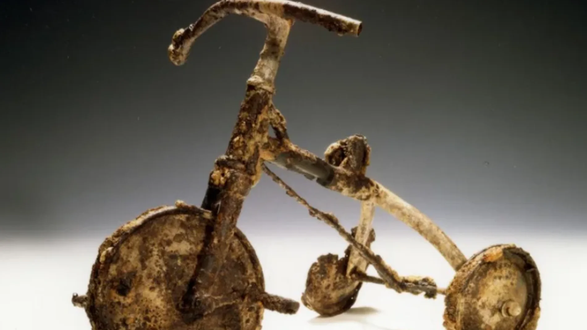 El triciclo original que montaba Shinichi Tetsutani, de tres años de edad, cuando Estados Unidos lanzó la bomba atómica sobre la ciudad japonesa el 6 de agosto de 1945.