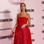 Rocío Osorno con vestido rojo de encaje de Self Portrait