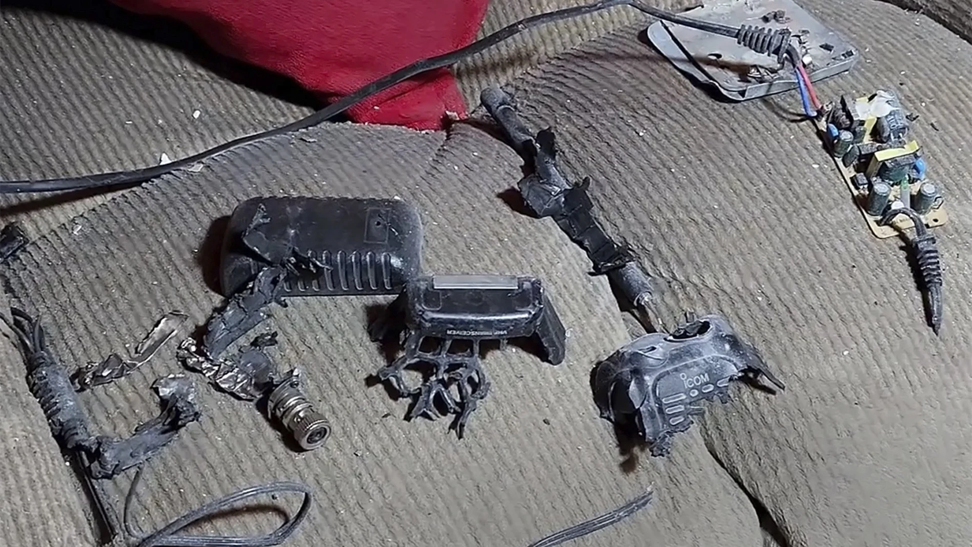 Un "walkie-talkie" que hizo explosión en Baalbek (Líbano)