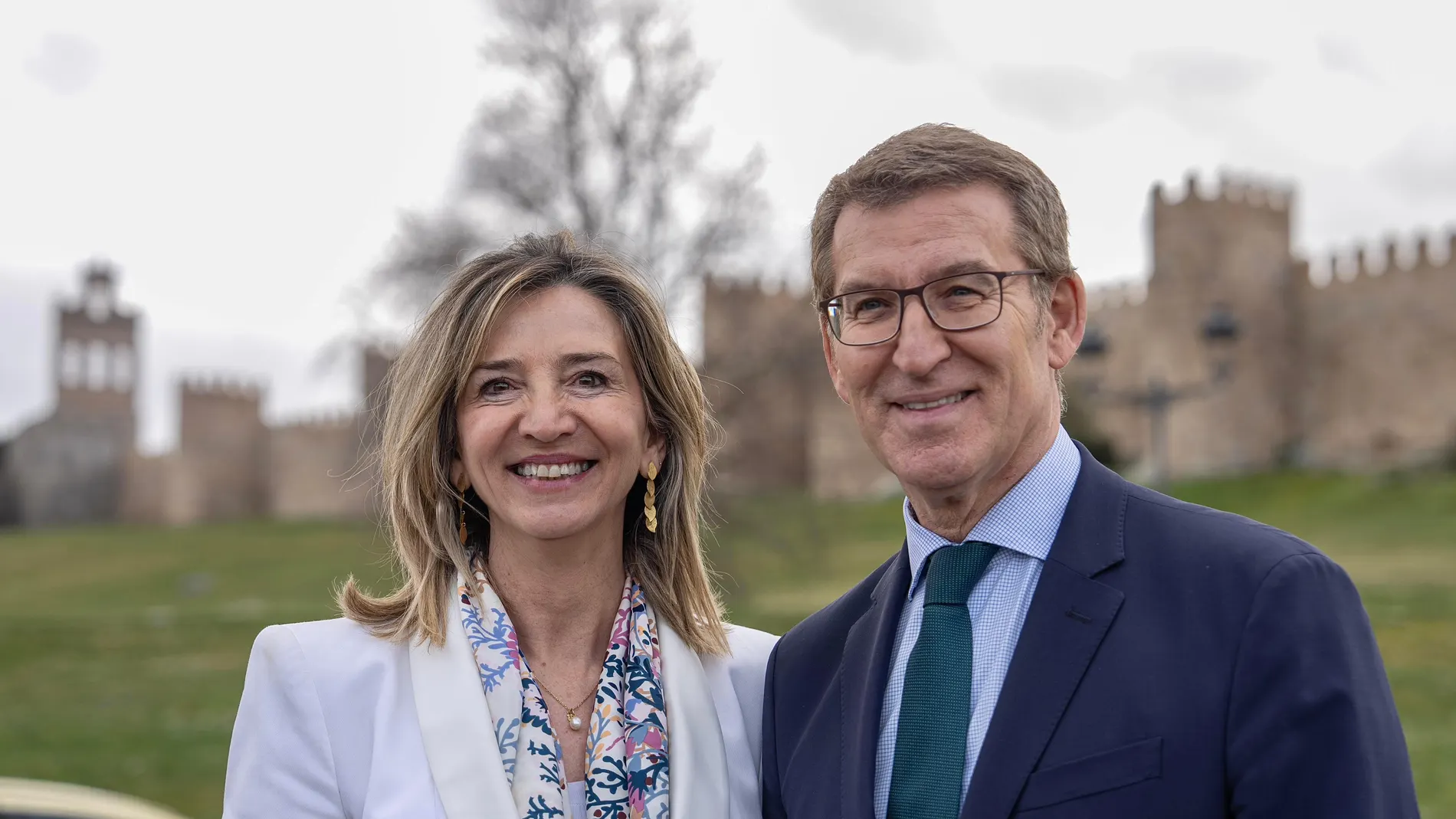 La portavoz de los populares en el Senado, Alicia García, junto al líder del partido, Alberto Núñez Feijóo, en Ávila