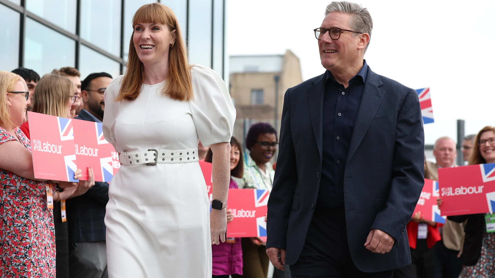 Liverpool (United Kingdom), 21/09/2024.- British Prime Minister Sir Keir Starmer (R) and British Deputy Prime Minister Angela Rayner (L) arrive on the day before the Labour Party Conference in Liverpool, Britain, 21 September 2024. The conference runs from 22 to 25 September at the Arena Convention Centre in Liverpool. (Reino Unido) EFE/EPA/ADAM VAUGHAN