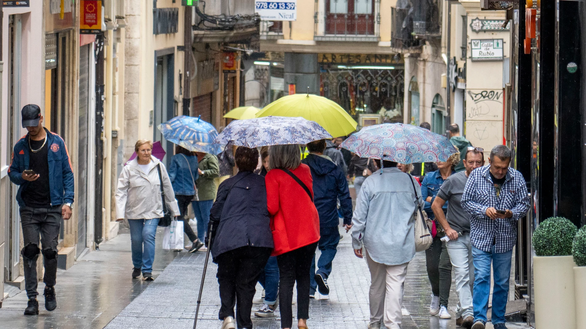 TERUEL, 21/09/2024.-Vista de la lluvia en una calle de Teruel este sábado, donde se mantiene la alerta por fuertes lluvias en Aragón y de nivel naranja en el Pirineo. EFE/ Antonio García