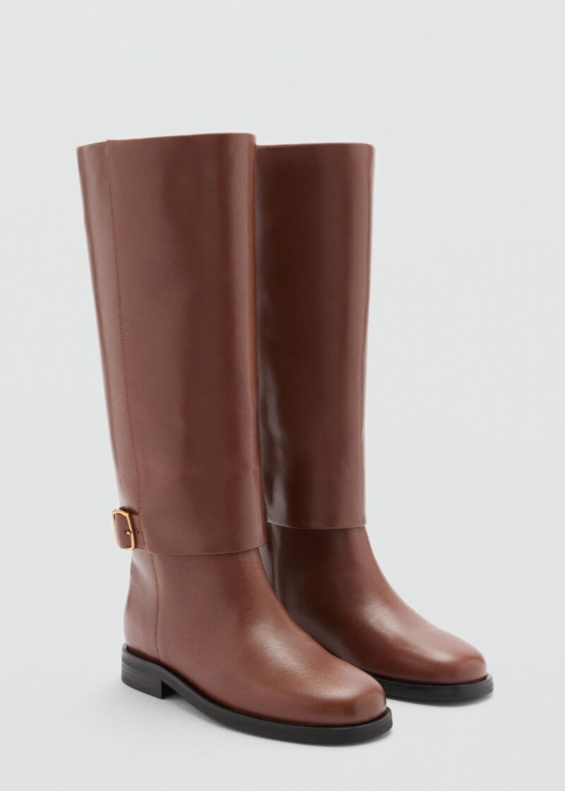 Botas de caña alta con hebilla decorativa.