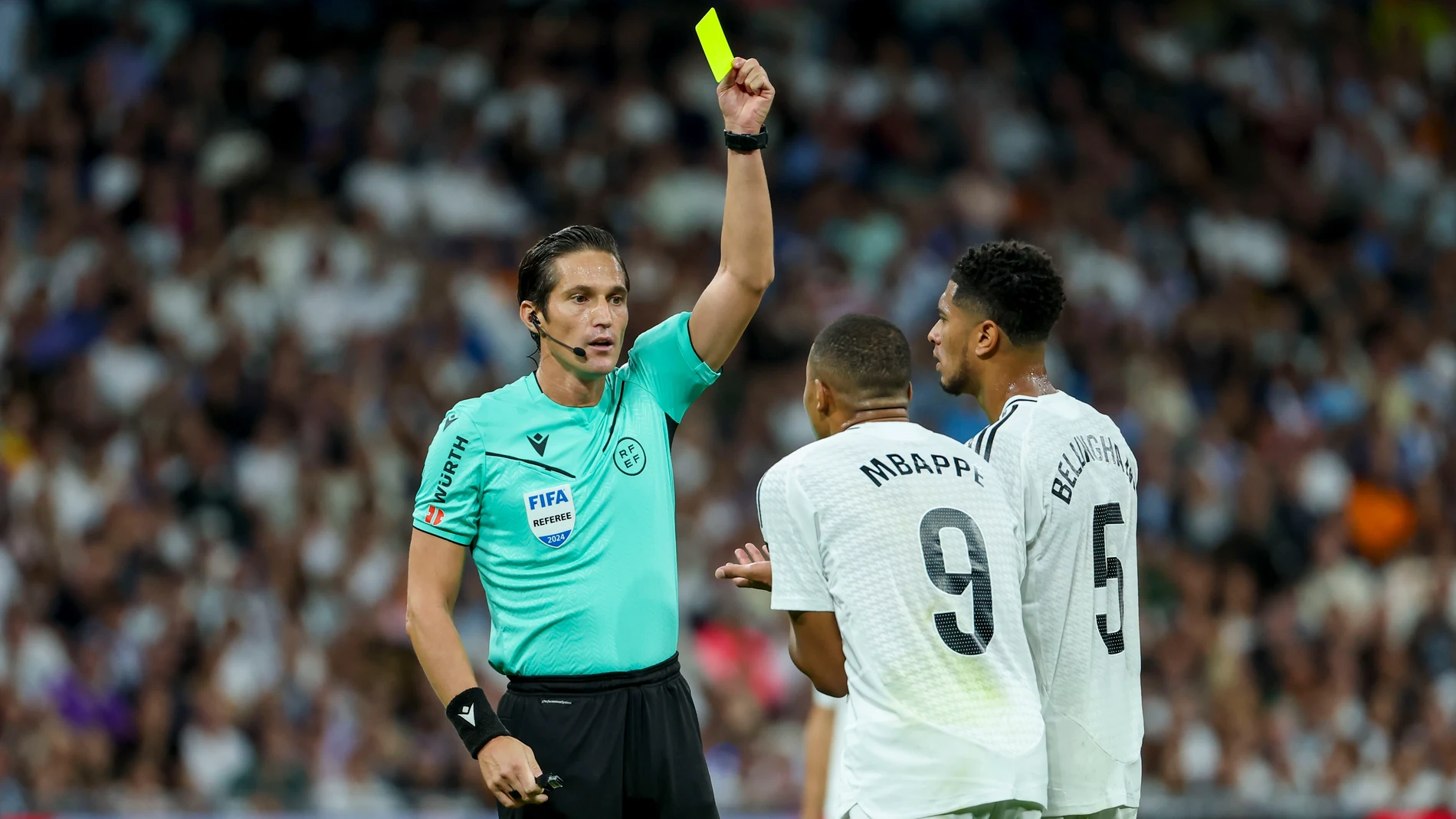 José Luis Munuera Montero muestra la tarjeta amarilla a Kylian Mbappé