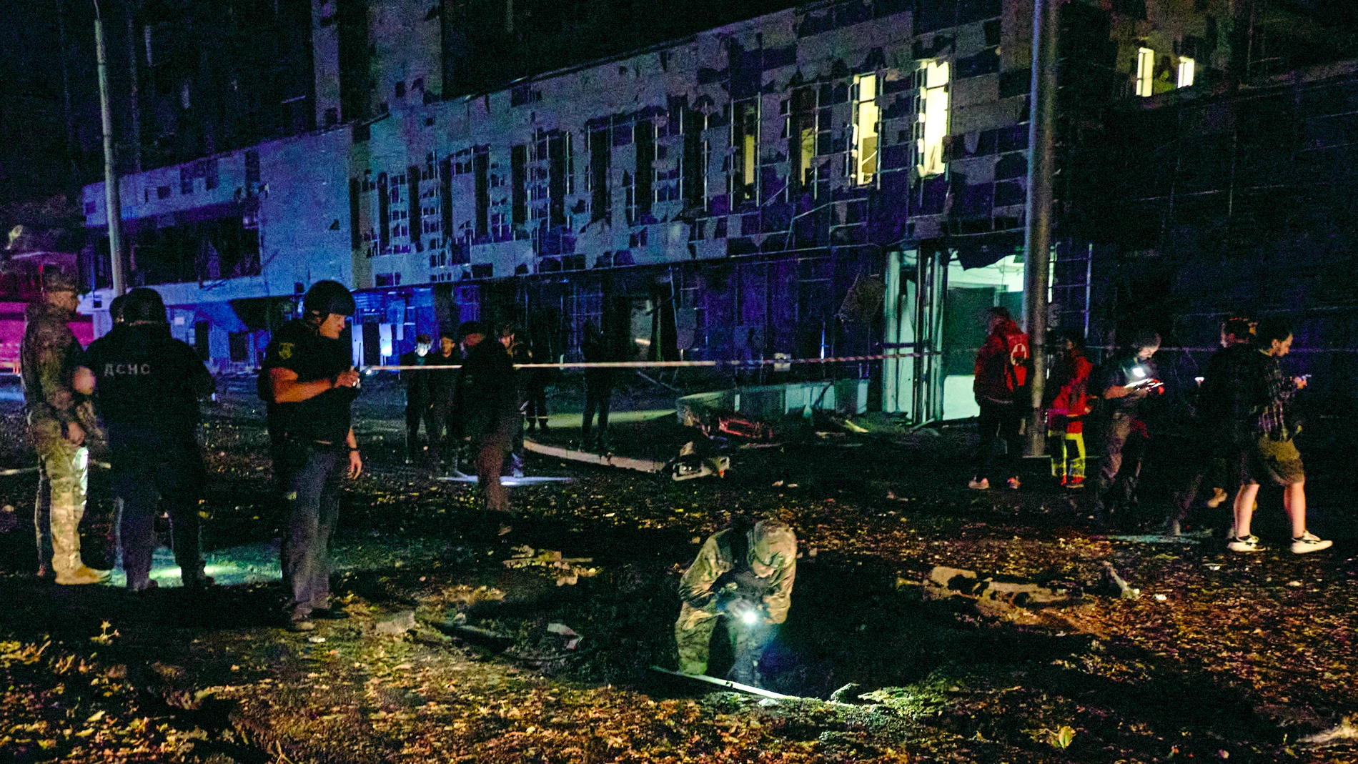 Kharkiv (Ukraine), 20/09/2024.- Ukrainian rescuers and experts work at the site of a shelling in Kharkiv, Ukraine, late 20 September 2024, amid the ongoing Russian invasion. At least 15 people have been injured in the attack on Kharkiv, according to the Mayor Ihor Terekhov. Russian troops entered Ukrainian territory on 24 February 2022, starting a conflict that has provoked destruction and a humanitarian crisis. (Rusia, Ucrania) EFE/EPA/SERGEY KOZLOV