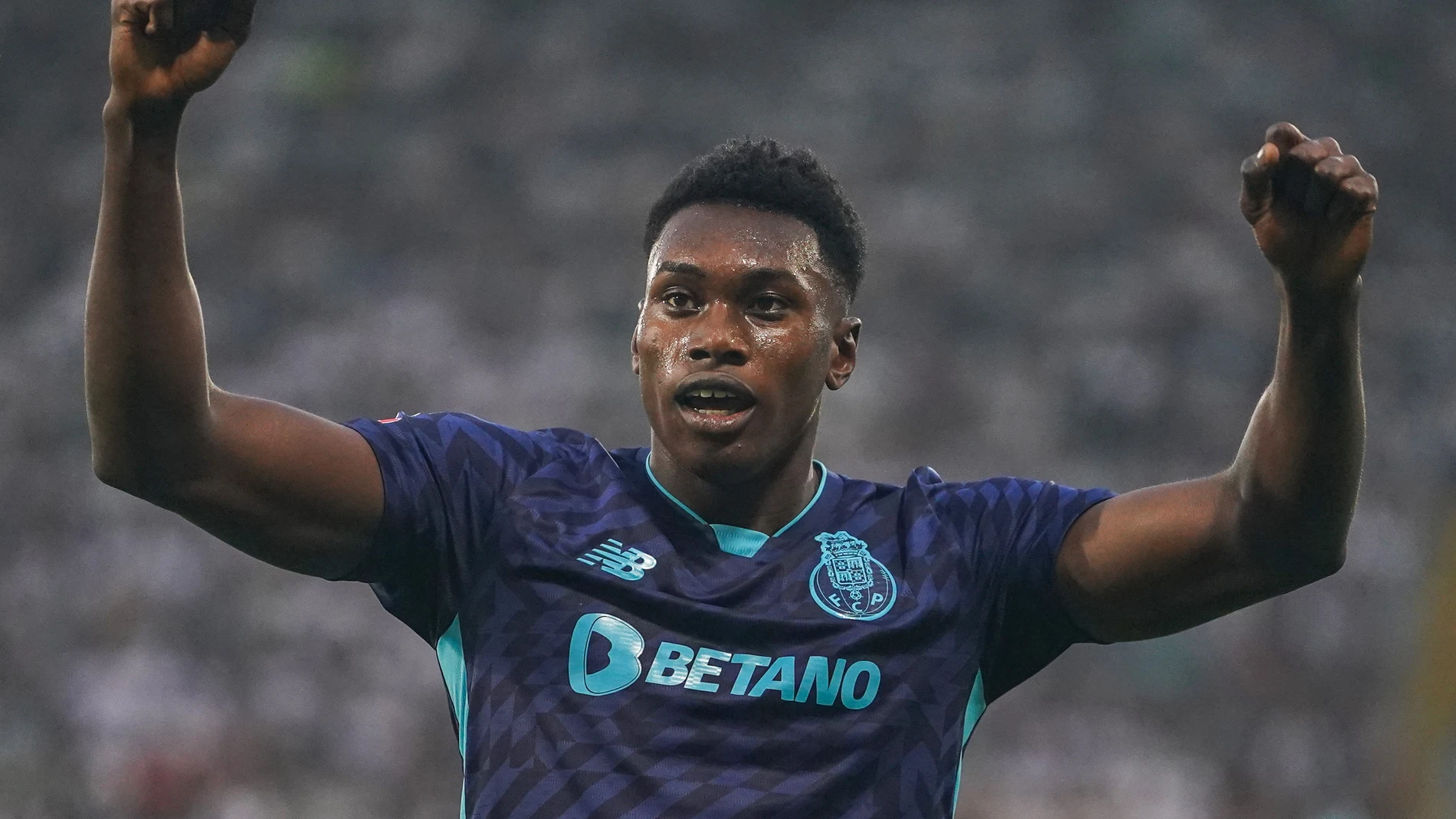 Guimarães (Portugal), 21/09/2024.- FC Porto player Samu Omorodion celebrates after scoring a goal during the Portuguese First League soccer match between Vitoria Guimaraes and FC Porto in Guimaraes, Portugal, 21 September 2024. EFE/EPA/HUGO DELGADO