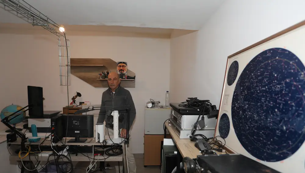 Javier Treceño, vecino de Marcilla de Campos (Palencia) en su observatorio astronómico