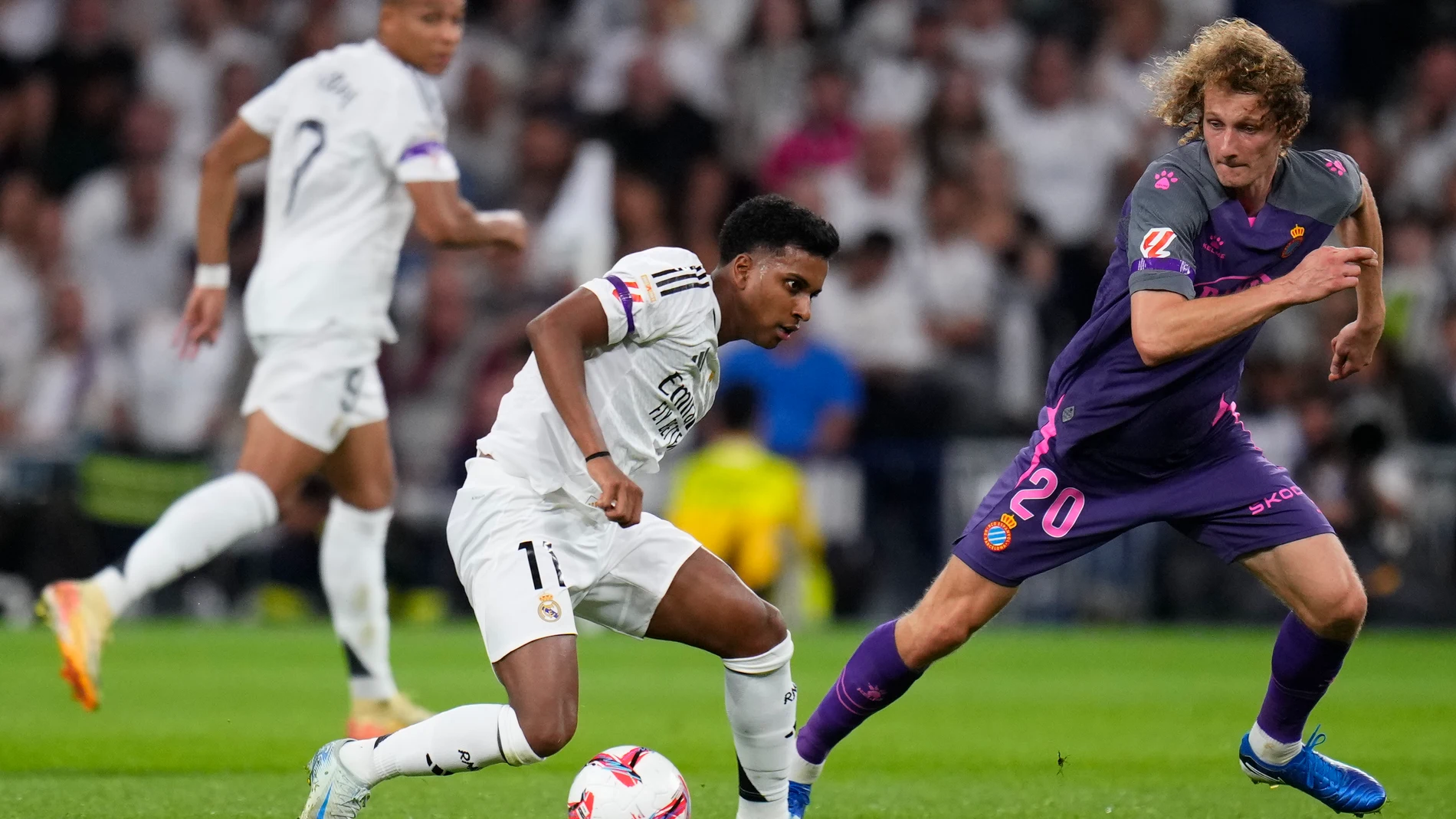 Rodrygo haciendo un regate frente a Král.