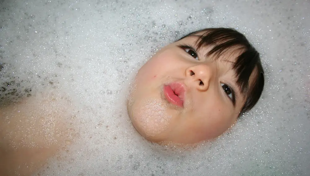 Niño en el baño