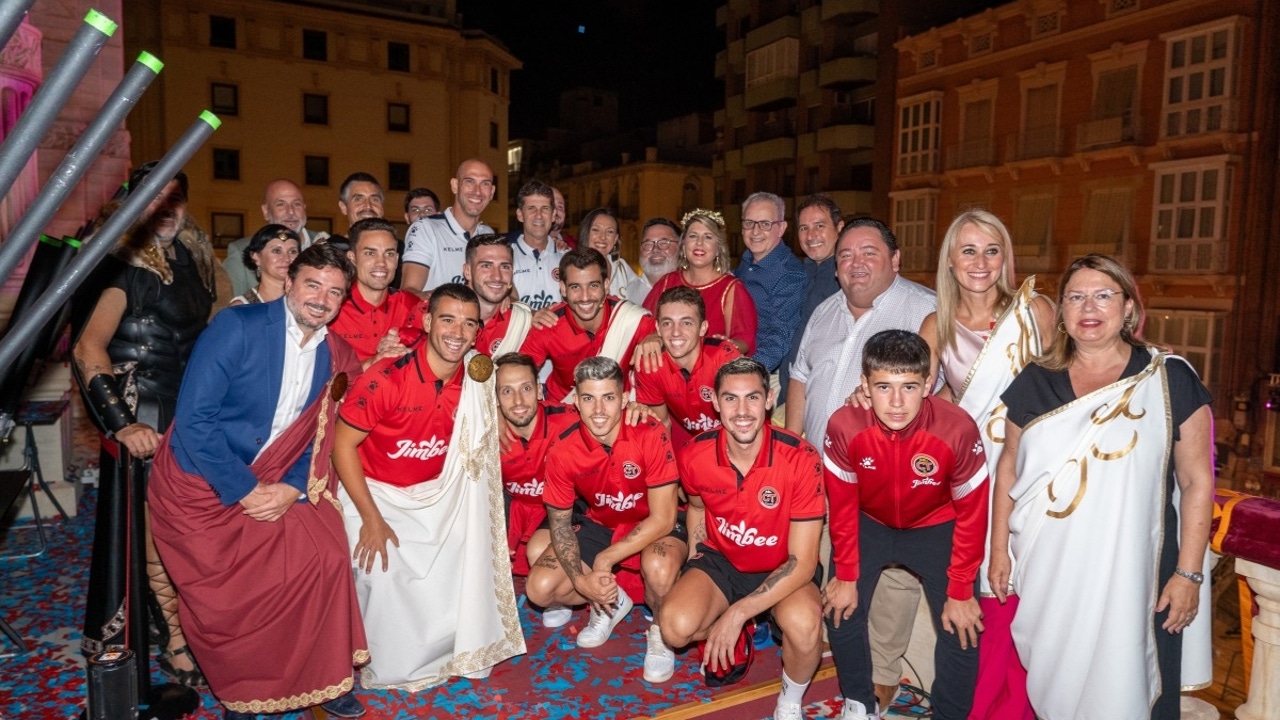 El tradicional banda de la Alcaldía de Cartagena que regula el tráfico por las fiestas de Carthagineses y Romanos