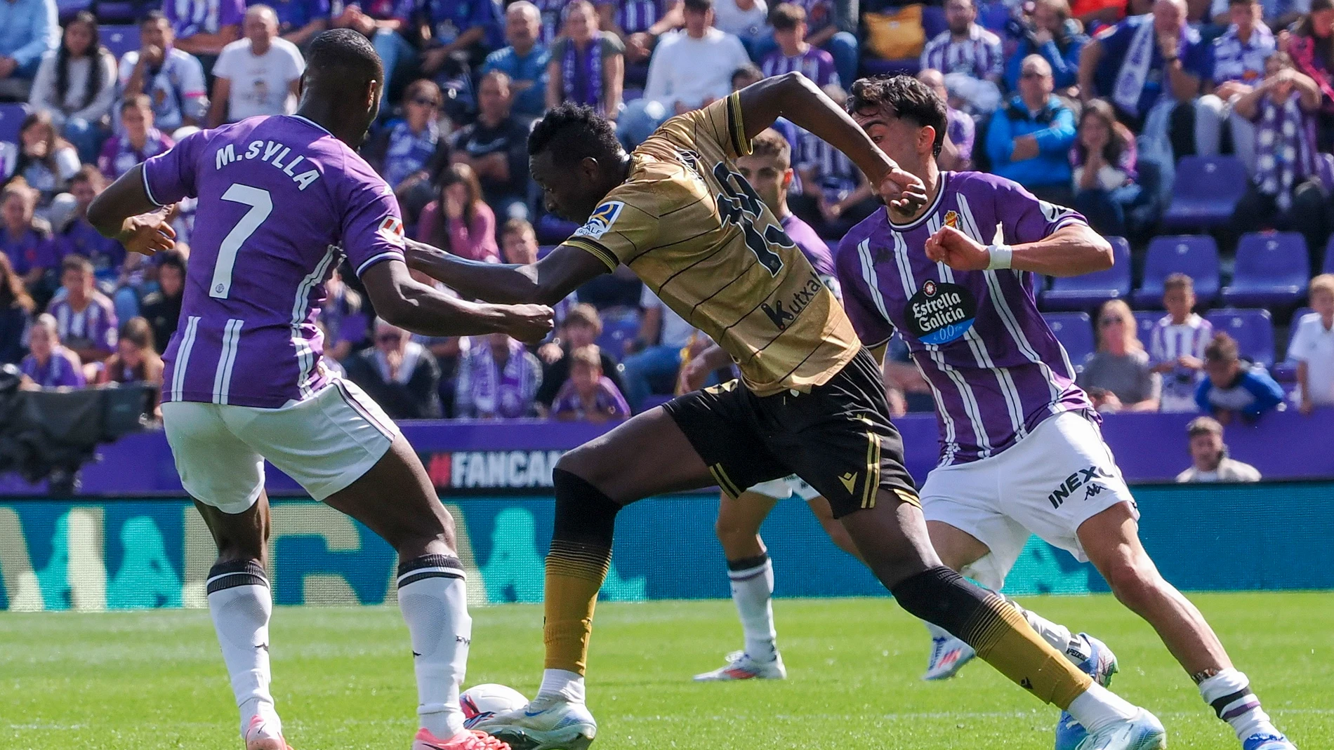 VALLADOLID, 21/09/2024.-El delantero de Nigeria de la Real Sociedad Jon Aramburu, pelea un balón ante el delñantero senegalés del Real Valladolid Mamadou Sylla, este sábado durante el partido de la jornada 6 de LaLiga en el estadio José Zorrillla en Valladolid.- EFE/R. García