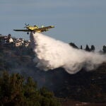 Un aeroplano israelí arroja agua para extinguir el fuego provocado por los cohetes lanzado desde el sur de Líbano