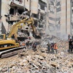 Excavadoras limpian los escombros tras el bombardeo israelí del viernes en el sur de Beirut