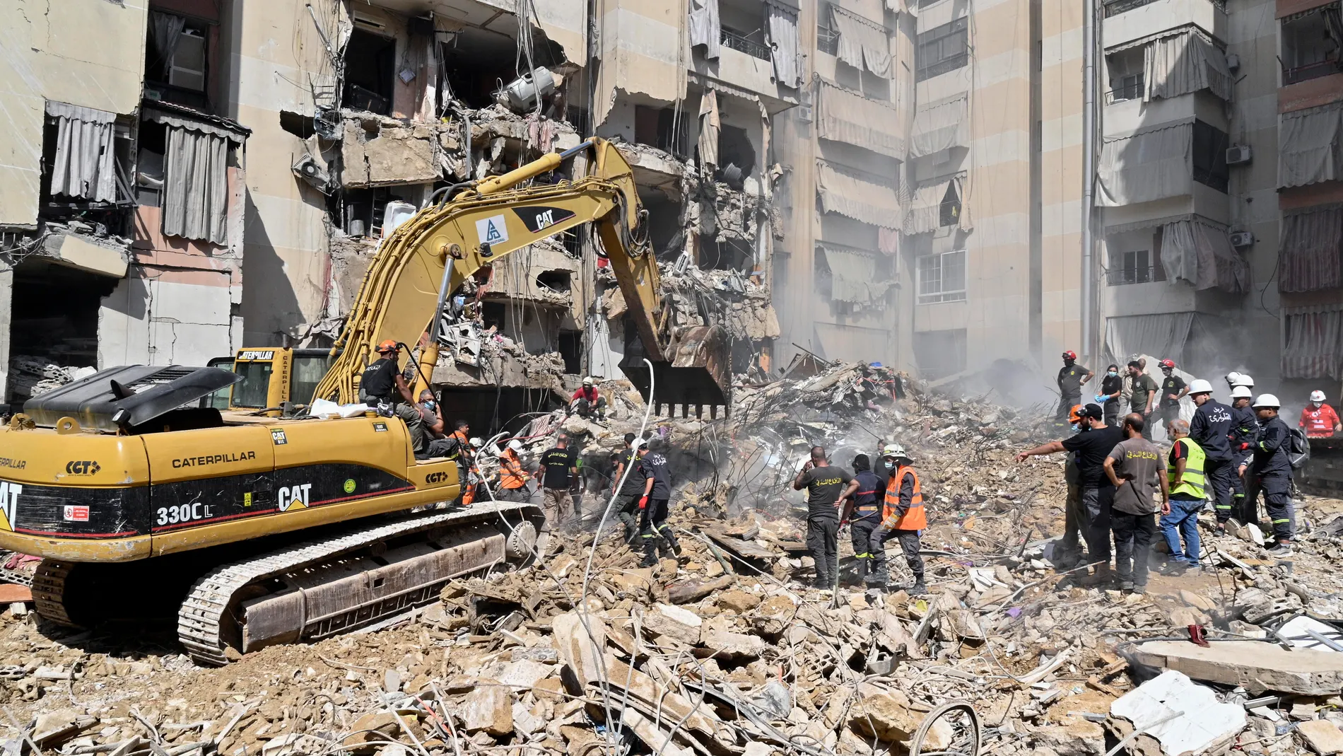 Beirut (Lebanon), 21/09/2024.- Emergency workers use an excavator to clear the rubble at the site which was targeted by an Israeli strike the previous day, in the southern suburb of Beirut, Lebanon, 21 September 2024. At least thirty-one people, including Hezbollah commander Ibrahim Akil, were killed and dozens injured in an attack which targeted the southern suburb of Beirut, according to the Lebanese Ministry of Health. The Israeli military stated on 20 September that it conducted a 'target...