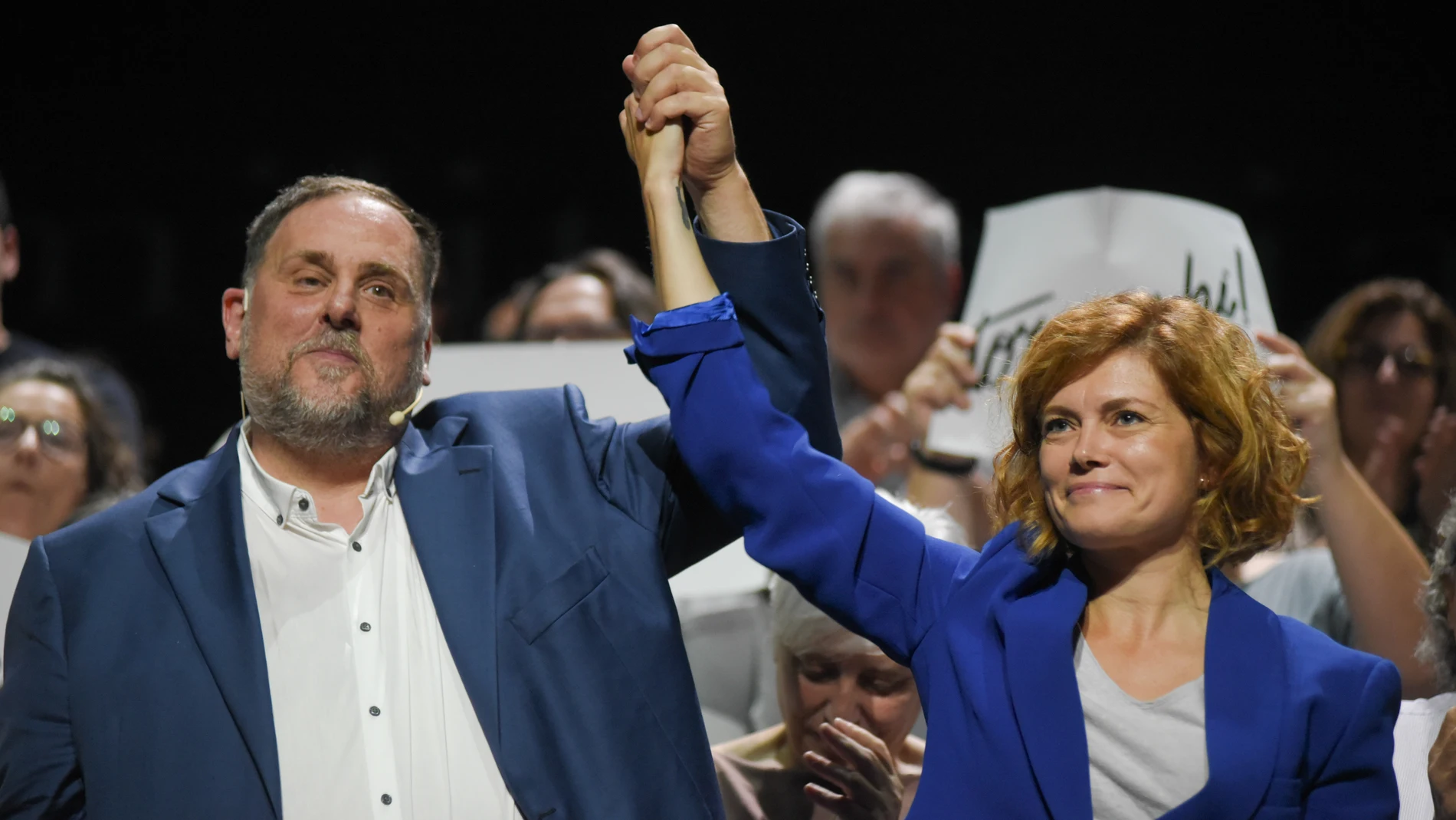 El expresidente de ERC, Oriol Junqueras y la líder de ERC en el Ayuntamiento de Barcelona, Elisenda Alamany, durante la presentación de la candidatura 'Militancia Decidim', en el Teatre La Passió, a 21 de septiembre de 2024, en Olesa de Montserrat, Barcelona, Catalunya (España). Junqueras pretende volver a presidir ERC convirtiendo su formación en la "mejor herramienta para conseguir la independencia" y ha invitado a la militancia de los republicanos a sumarse a la candidatura que impulsa par...
