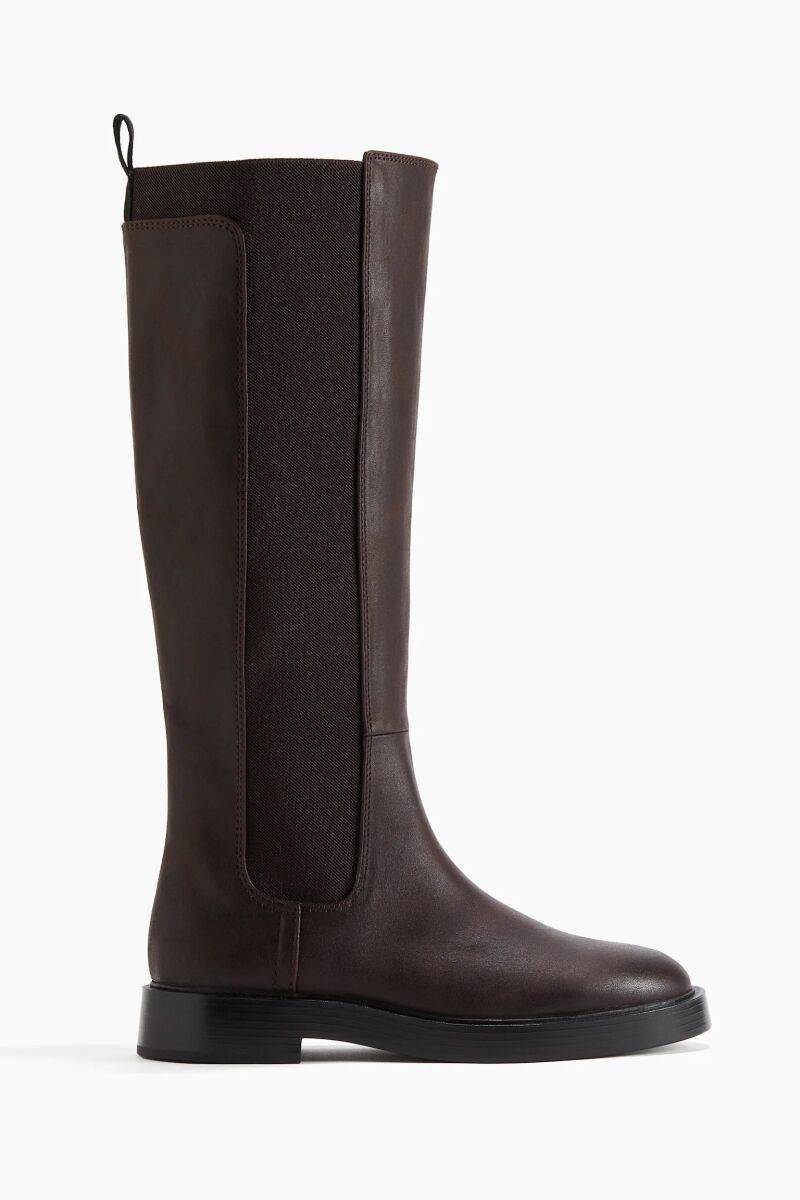 Botas de caña alta con goma elástica.