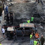 Los equipos de emergencia israelíes trabajan en el lugar de un ataque con misiles contra un barrio residencial en Kiryat Bialik, al norte de Israel