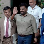 Anura Kumara Dissanayaka saluda tras ganar las elecciones presidenciales en Sri Lanka