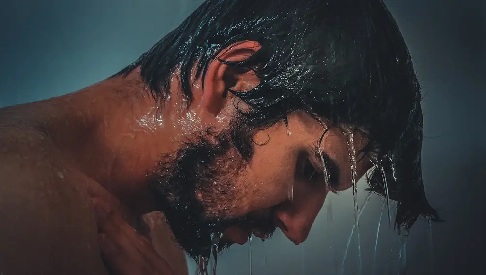 Hombre en la ducha