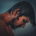 Hombre en la ducha