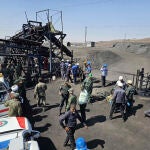 Policías y mineros en la mina de carbón en la provincia de Jorasán del Sur, en el este de Irán