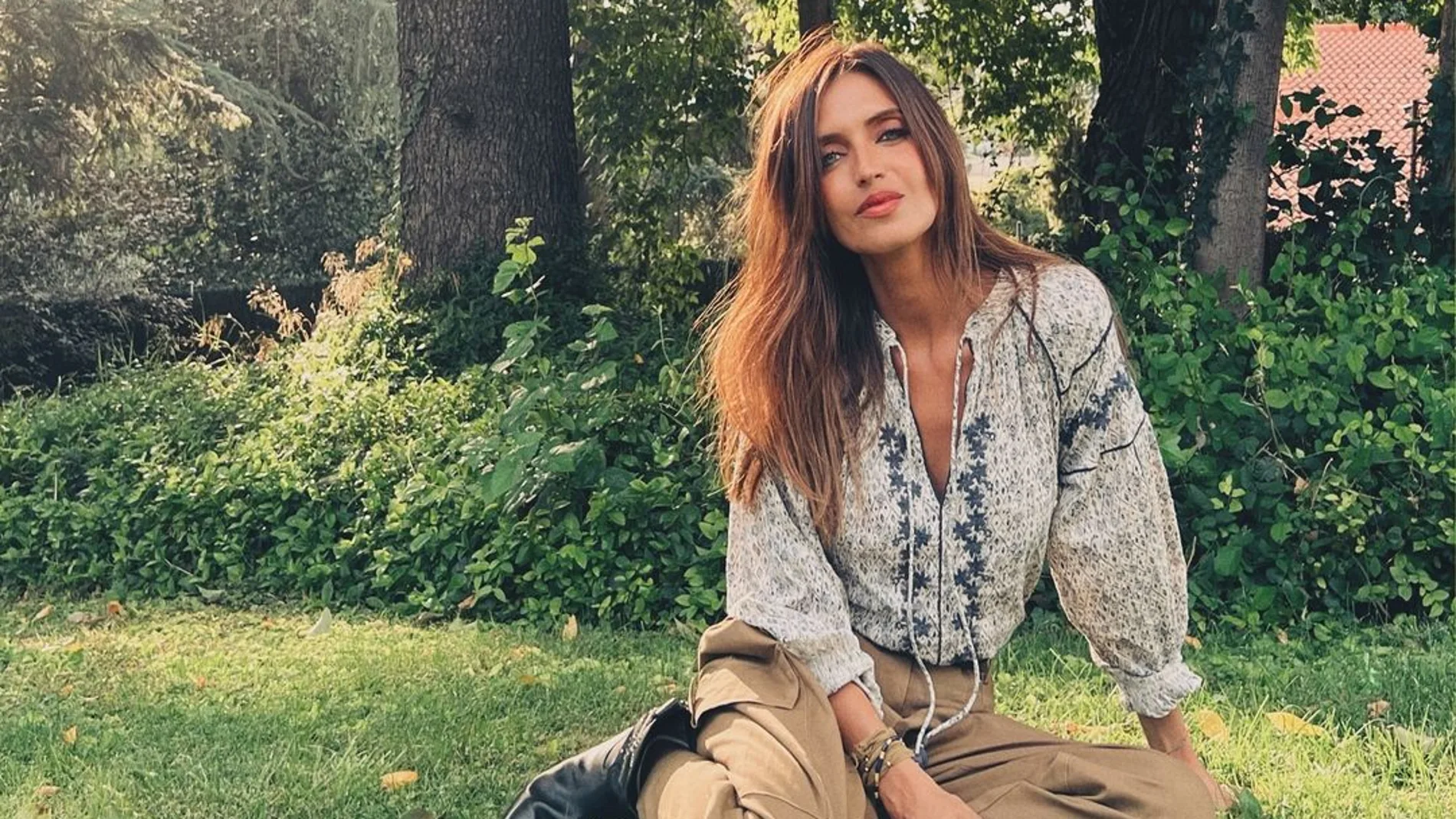 Sara Carbonero con blusa bohemia.