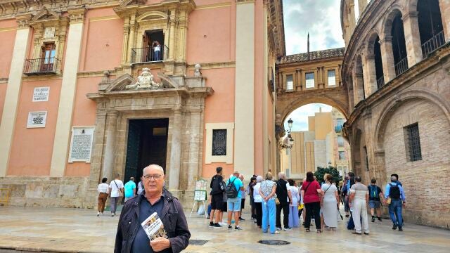 Baltasar Bueno acaba de publicar «Virgen de los Desamparados. Historia, artes y fiestas en honor a la patrona de Valencia»