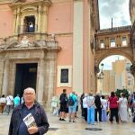Baltasar Bueno acaba de publicar «Virgen de los Desamparados. Historia, artes y fiestas en honor a la patrona de Valencia»