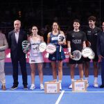 El alcalde de Valladolid, Jesús Julio Carnero, junto a los ganadores en hombres y mujeres