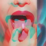 Mujer con pastillas de drogas psicoactivas (MDMA)  en la lengua