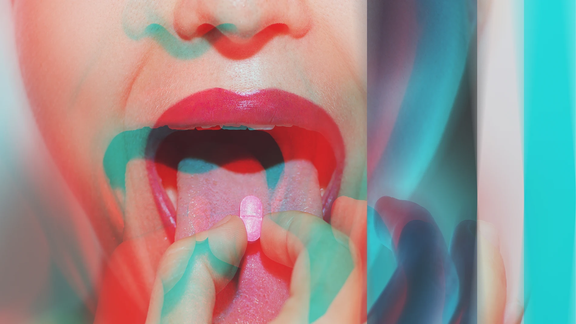 Mujer con pastillas de drogas psicoactivas (MDMA) en la lengua