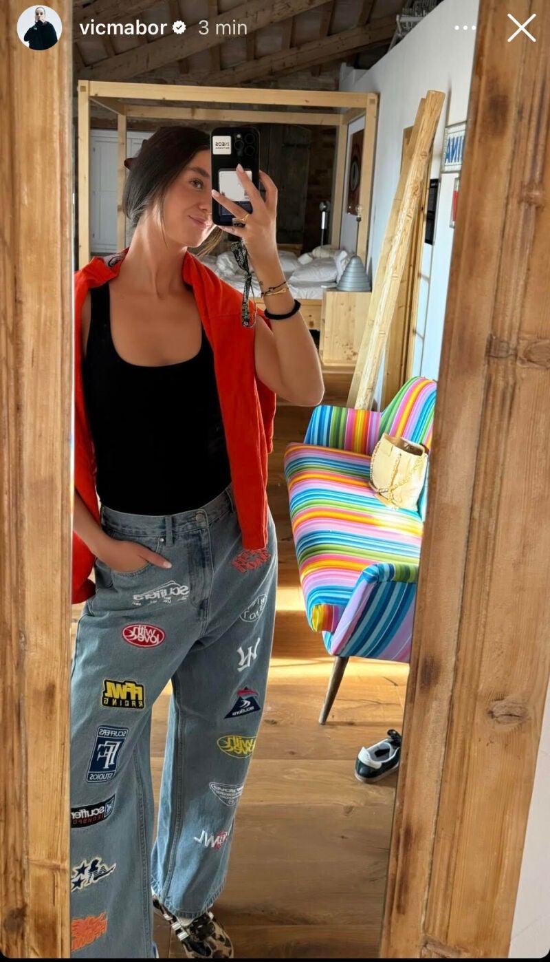 Victoris Federica con jeans.