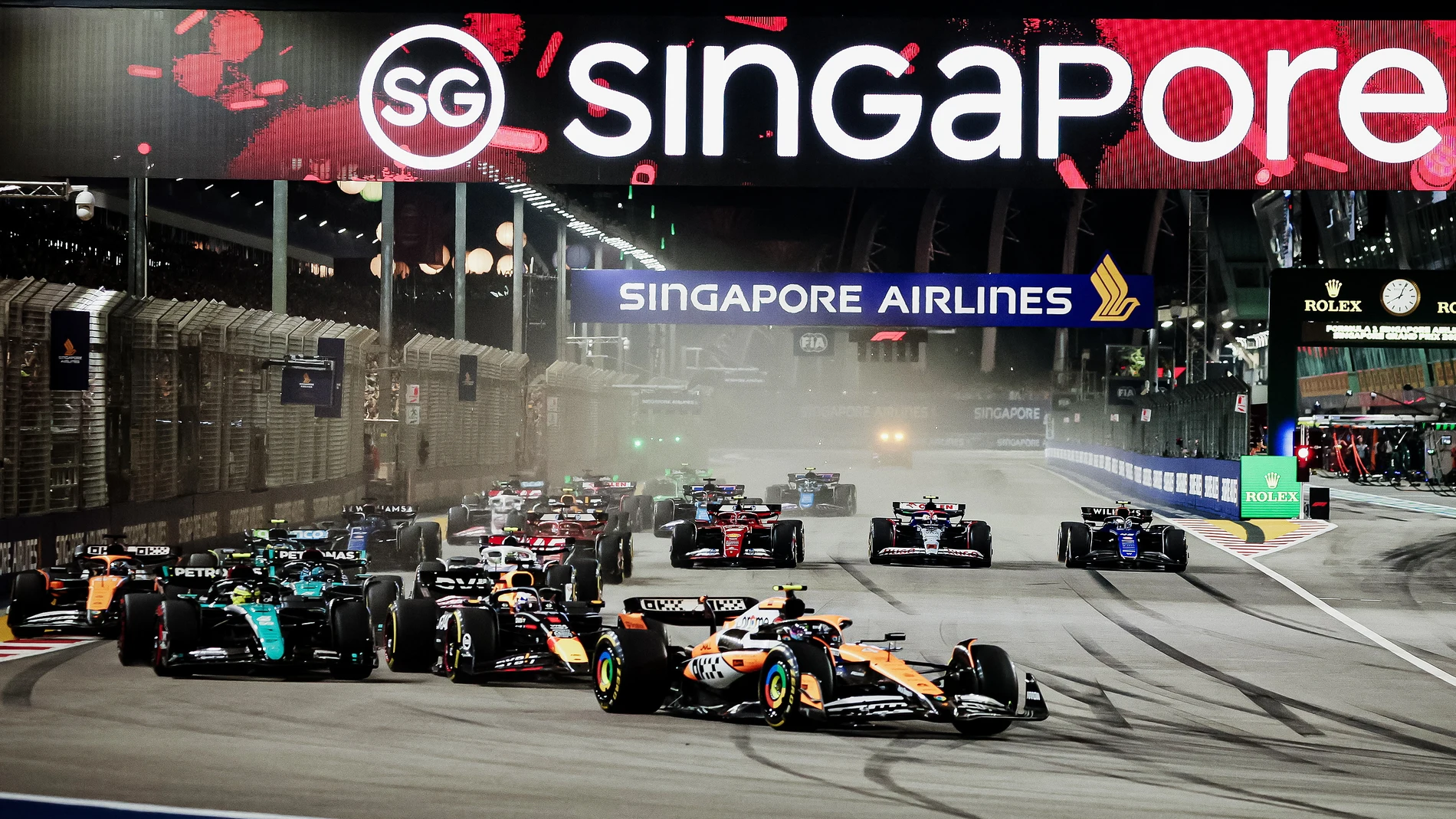 Singapore (Singapore), 22/09/2024.- British driver Lando Norris of McLaren F1 Team leads at the start of the Singapore Formula One Grand Prix at the Marina Bay Street Circuit, Singapore, 22 September 2024. (Fórmula Uno, Singapur, Singapur) EFE/EPA/TOM WHITE