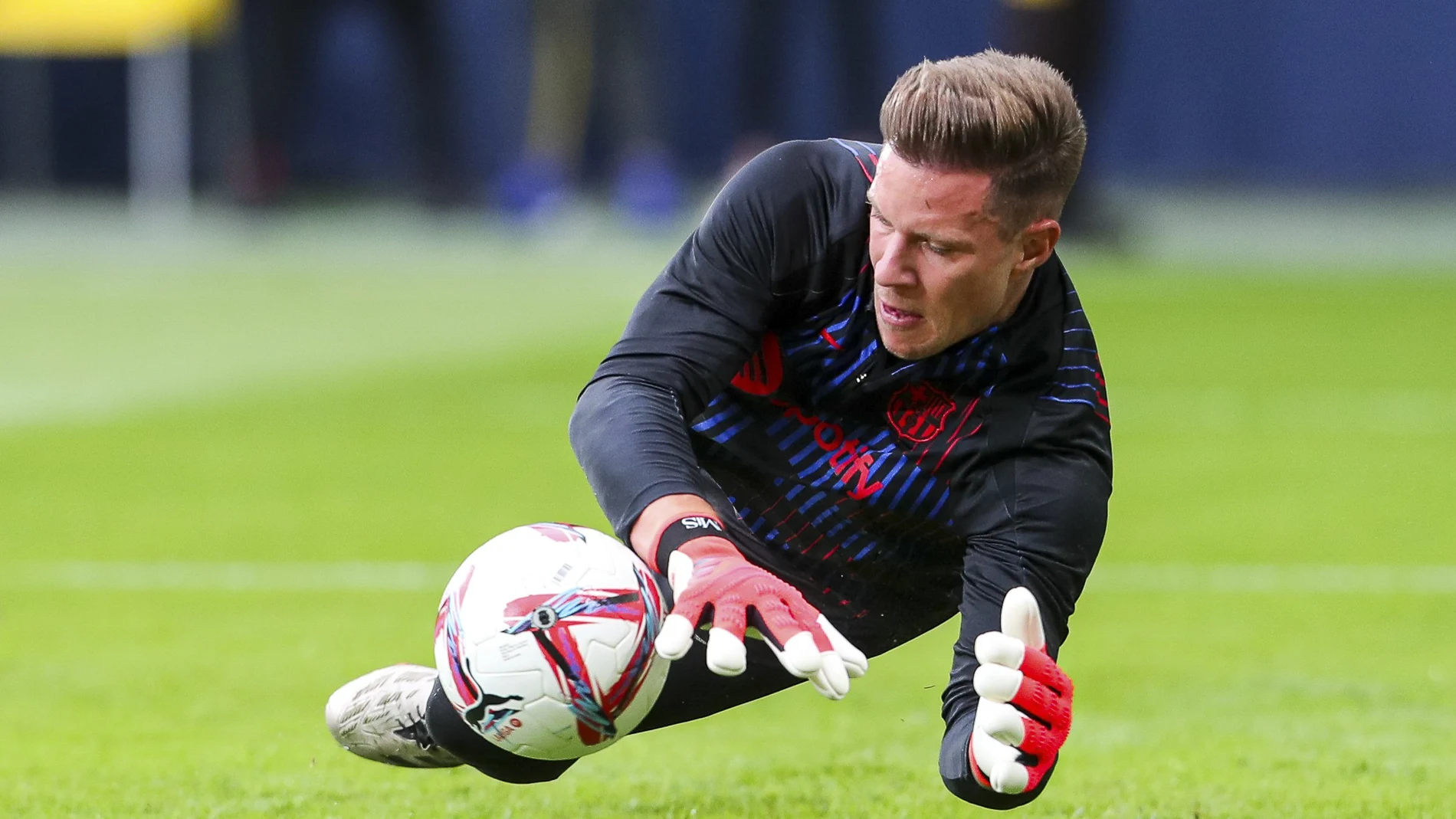 Ter Stegen, antes del partido ante el Villarreal, del que se ha ido en camilla