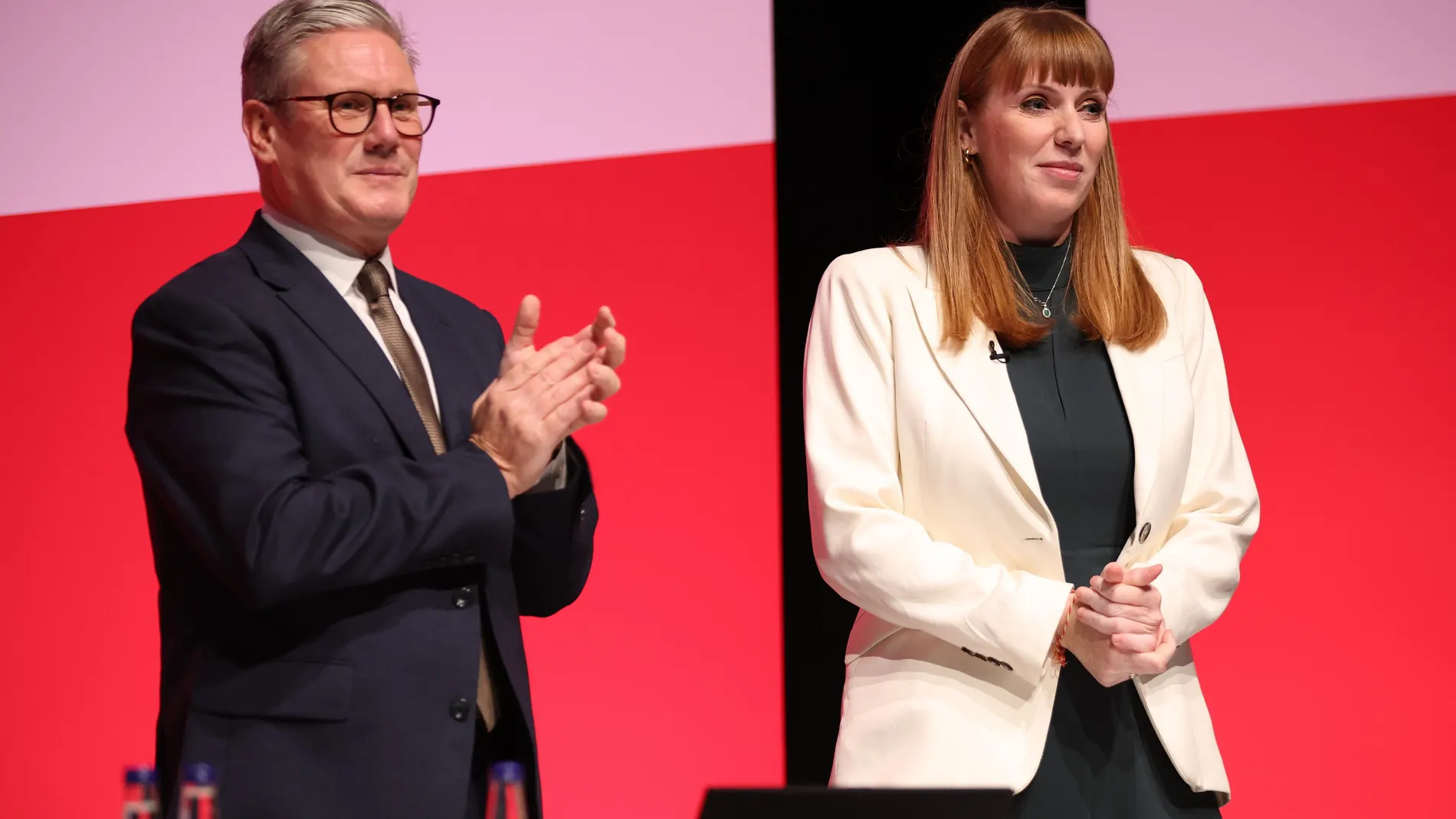 Liverpool (United Kingdom), 22/09/2024.- British Prime Minister Sir Keir Starmer (L) applauds British Deputy Prime Minister Angela Rayner (R) following her speech at the Labour Party Conference in Liverpool, Britain, 22 September 2024. The conference runs from 22 to 25 September at the Arena Convention Centre in Liverpool. (Reino Unido) EFE/EPA/ADAM VAUGHAN