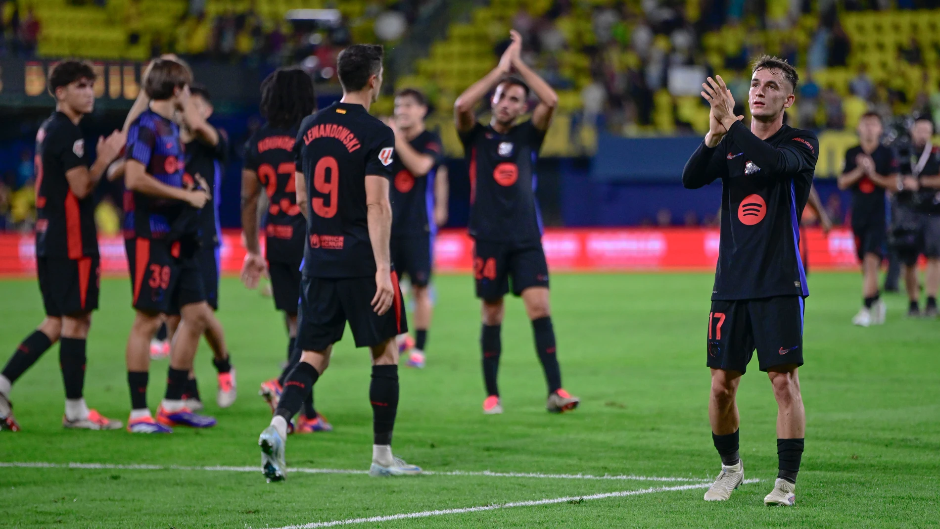 VILLARREAL, 22/09/2024.- Los jugadores del FC Barcelona celebran la victoria de su equipo a la finalización del encuentro correspondiente a la sexta jornada de Laliga EA Sports que han disputado hoy Domingo FC Barcelona y Villarreal en el estadio de La Cerámica, en la localidad castellonense. EFE / Andreu Esteba.
