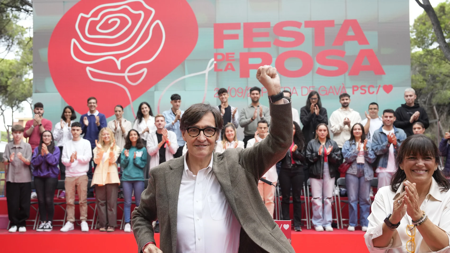 El presidente de la Generalitat y primer secretario del PSC, Salvador Illa, y la alcaldesa de Gavà Gemma Badia, intervienen en la Fiesta de la Rosa que organizan los socialistas catalanes en Gavà este domingo.