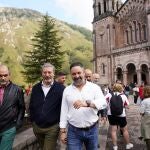 El presidente de Vox, Santiago Abascal, con miembros de su partido durante su visita a la Basílica de Covadonga este domingo.
