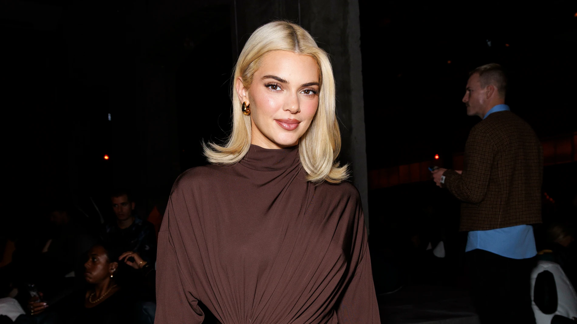 Kendall Jenner con look de oficina en el desfile de Bottega Veneta en la Semana de la Moda de Milán.