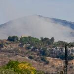 Columna de humo tras un bombardeo del Ejército de Israel contra el sur de Líbano