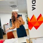 Nuria Roca con blusa con lazada.