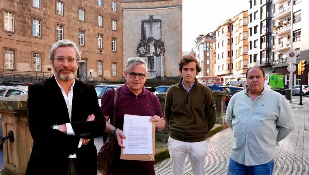 Toni Vega, en el centro, de la Asociación Reivindicativa de la Memoria Histórica Raíces. A la izquierda, el diputado de Vox Javier Jové