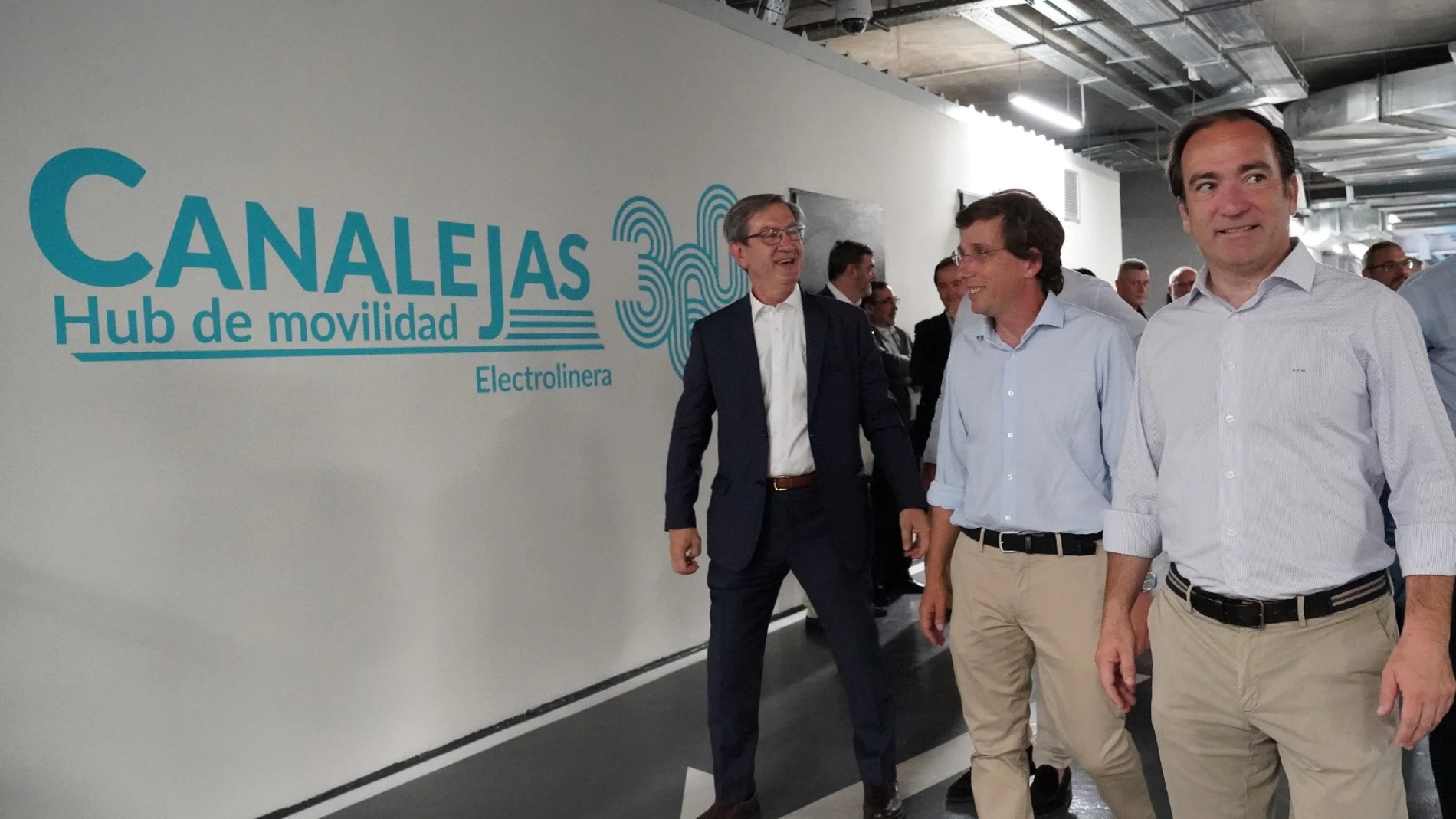 Martínez-Almeida y Borja Carabante durante la inauguración del «hub» de movilidad Canalejas