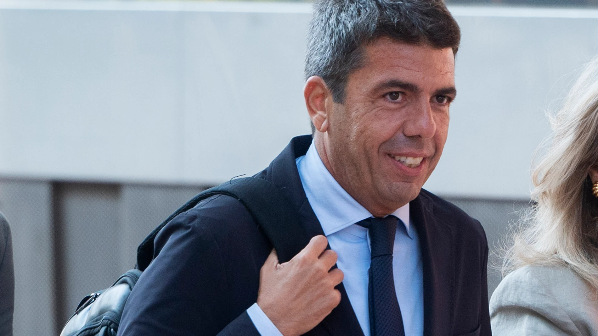 El presidente de la Comunidad Valenciana, Carlos Mazón, ofrece declaraciones a los medios de comunicación antes de entrar en una reunión del Comité Ejecutivo Nacional, en el NH Collection Eurobuilding, a 23 de septiembre de 2024, en Madrid (España). Durante la reunión, Feijóo ha expuesto sus prioridades para el nuevo curso político, con el foco puesto en la "alternativa social" que el PP quiere desplegar en el Parlamento a través de leyes como la de conciliación. Esta es la primera reunión de...
