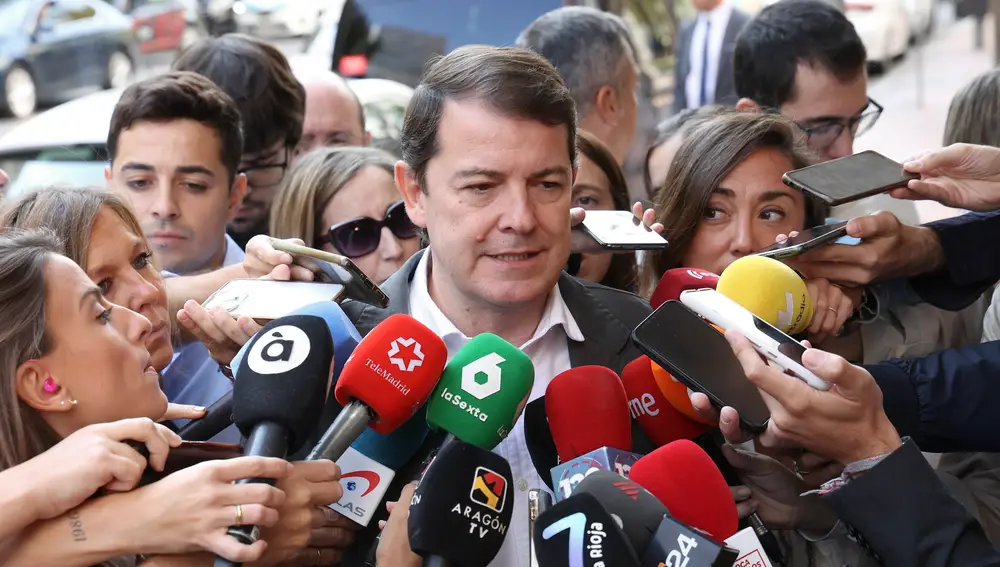 Mañueco atiende a la prensa a su llegada a la sede del PP en la calle Génova de Madrid